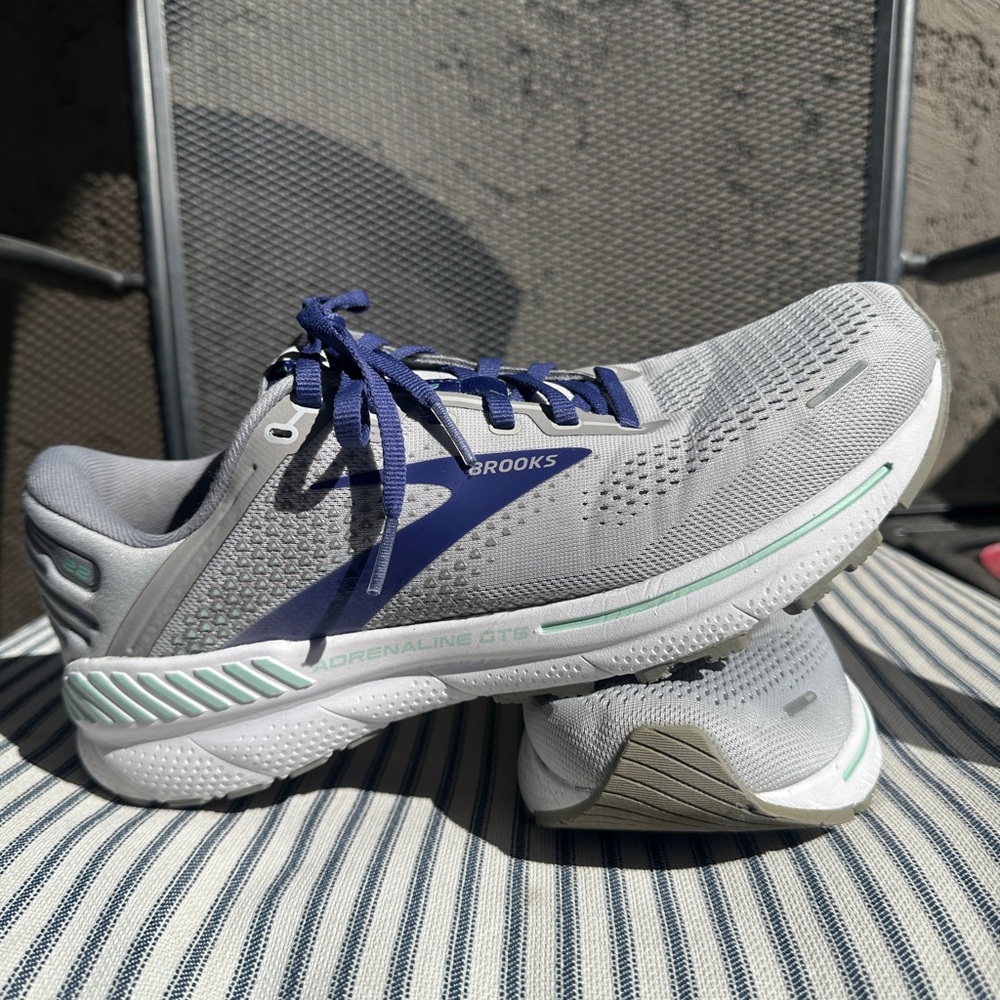 Brooks Adrenaline 22 GTS Running Shoes - Gray with Blue/purple accents EUC - Picture 2 of 9